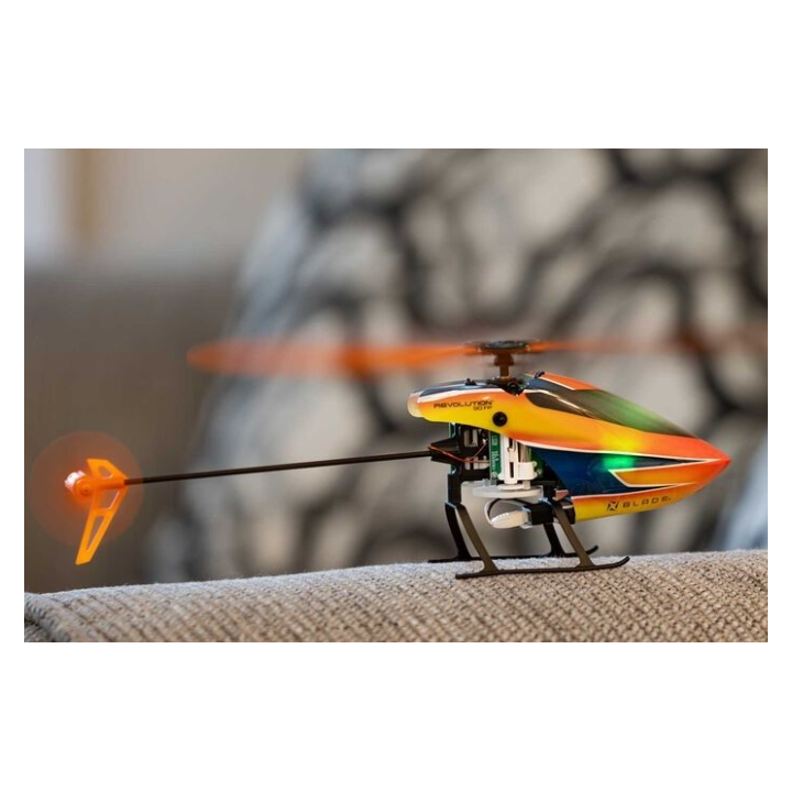 Descubre el BLADE Revolution 90 FP RTF, un helicóptero RC compacto, resistente y fácil de pilotar. Listo para volar, con emisora